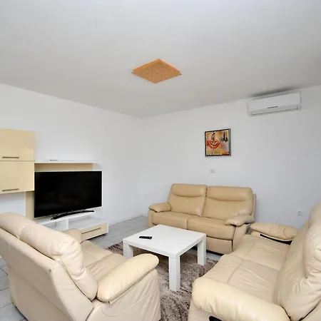 Сasa de vacaciones House Perci 2 *